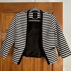 Black and white striped three quarter sleeve lined blazer.